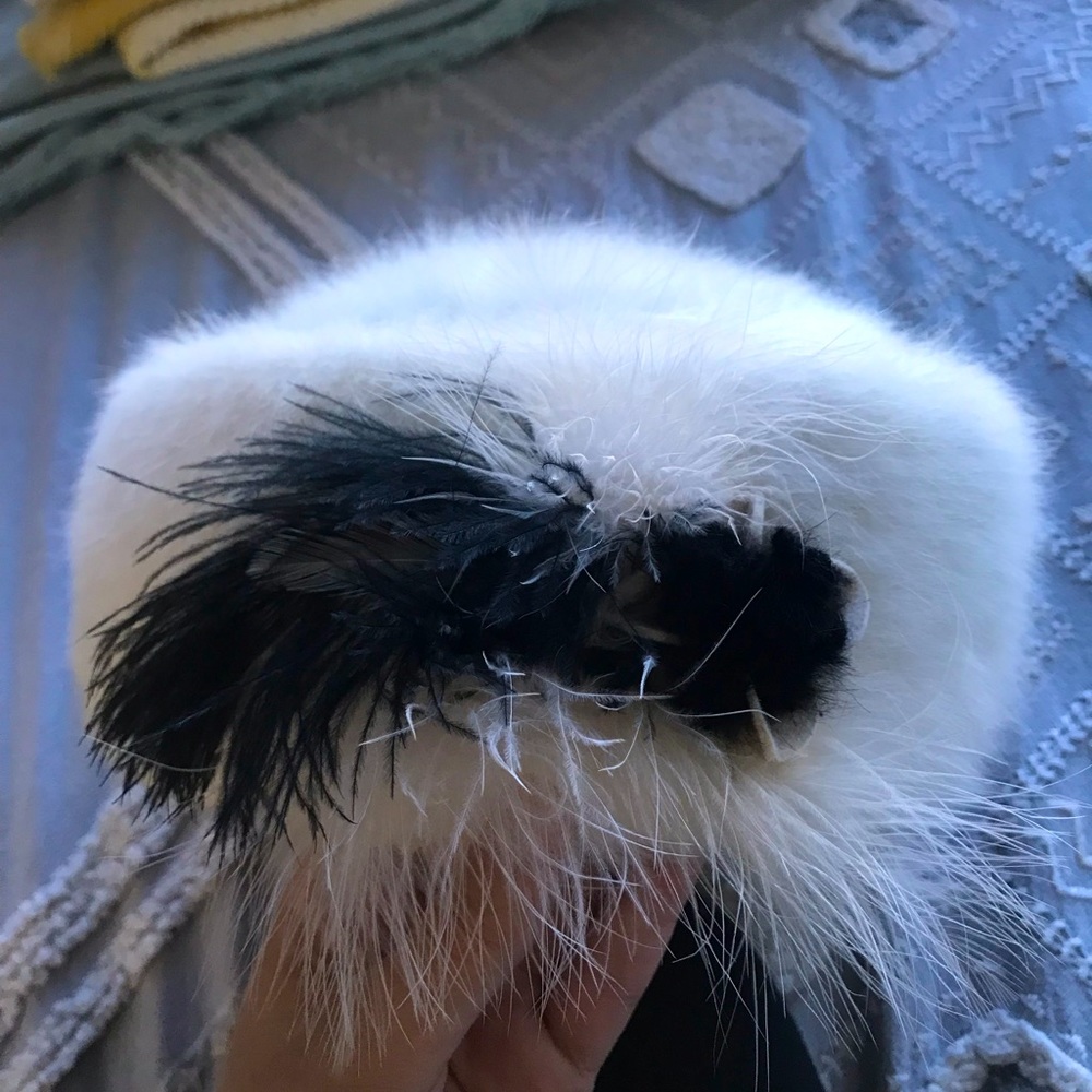 White fur hat NWT Kyi Kyi Canada